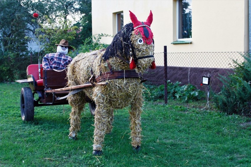 Koń ze słomy, a kwoka z kukurydzy, czyli dożynkowe dekoracje w Lubielu. Zobaczcie, jak fantastycznie mieszkańcy przygotowali wieś [ZDJĘCIA]