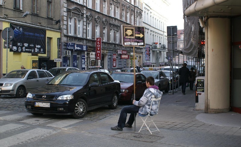 Deptak przecina ruchliwa ulica