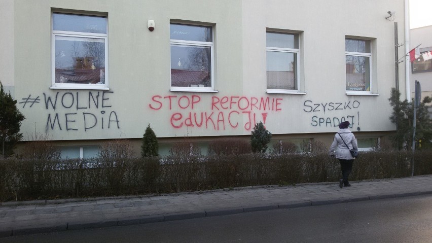 Częstochowa: Policja wciąż szuka wandala, który pomazał siedzibę PiS i Solidarności [FOTO]