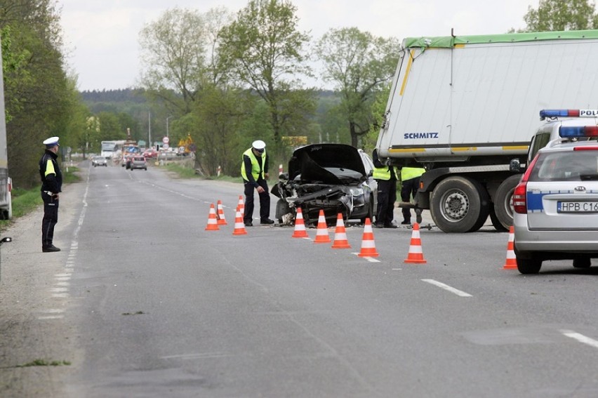 Wypadek na ulicy Legnickiej w Rzeszotarach [ZDJĘCIA]