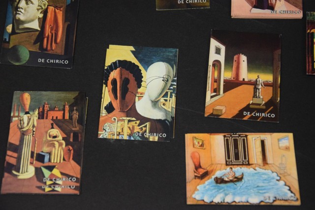 Na wystawie znajdują się 53 oryginalne prace graficzne autorstwa Giorgia de Chirico pochodzące od prywatnych, francuskich kolekcjonerów. Pamiątką po pobycie w Muzeum Ziemi Pałuckiej w Żninie mogą być np. magnesy z kopiami dzieł mistrza.