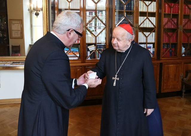 Ks. kanonik Paweł Kowalski, proboszcz inowrocławskiej parafii pw. Chrystusa Miłosiernego odebrał relikwie z rąk kardynała Stanisława Dziwisza.