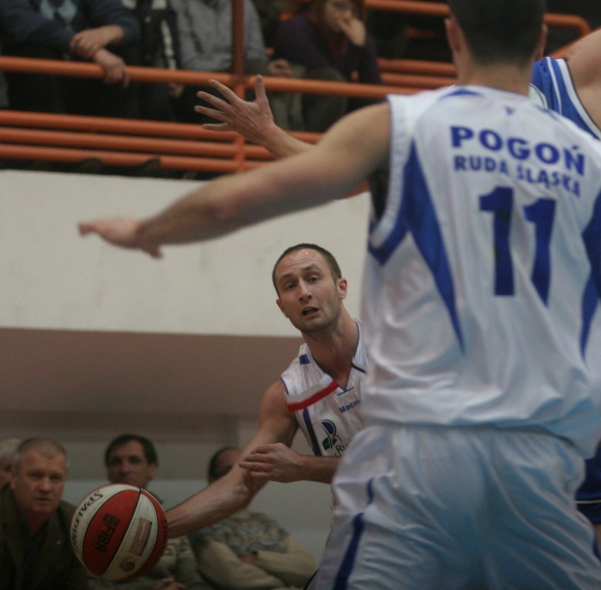 Koszykarze Pogoni grali w hali w Nowym Bytomiu.