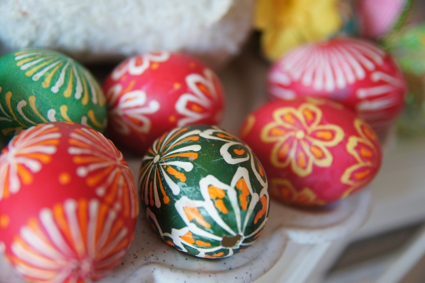 Piękne tradycyjne wzory jaj wielkanocnych.