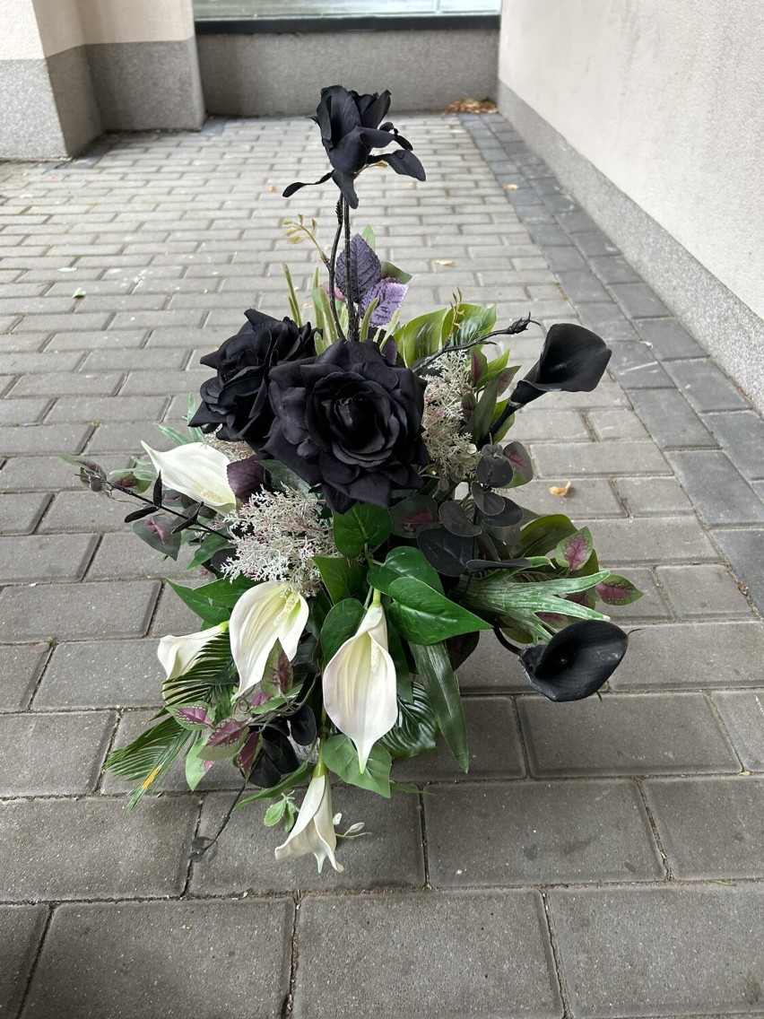 Kompozycje kwiatowe na Wszystkich Świętych dostępne w Kwiaciarni Kostrzewa w Osjakowie 