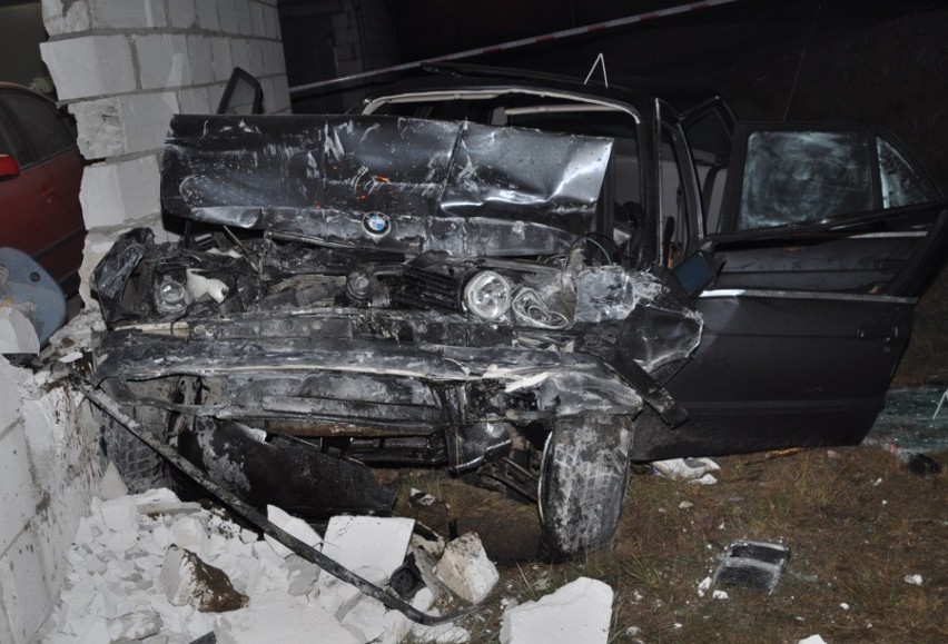 Siennica Nadolna: BMW wbiło się z garaż. Zginął kierowca