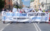 Protest medyków pod Ministerstwem Zdrowia. Manifestacja "Dajcie szanse pacjentom, nie związujcie rąk medykom" w Warszawie