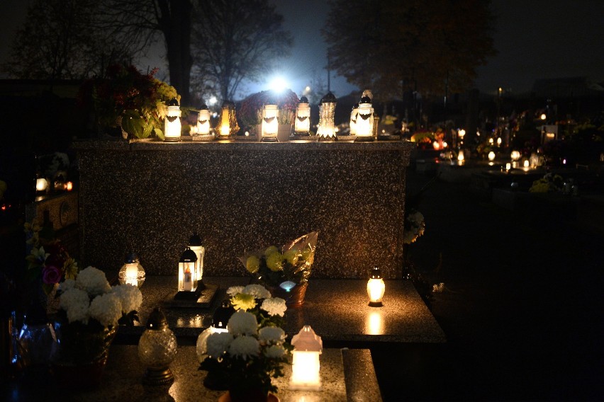 Stary cmentarz w Jaśle ma w listopadzie wyjątkowy klimat.