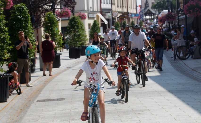 Rzeszów Bike Festival. Rodzinna parada rowerowa i szosowe kryterium uliczne  