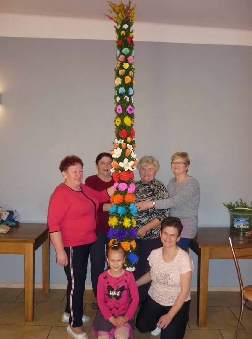 Panie z Gminnego Stowarzyszenia Kobiet Wiejskich w Drużbicach przygotowały wielkanocną palmę o wysokości 2,5 metra! 