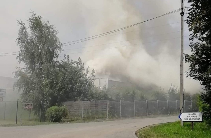 Pożar składowiska śmieci w Rybniku Boguszowicacach. Widać było ogień i ogromny dym