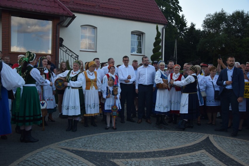 Wizyta premiera Mateusza Morawieckiego w gminie Linia. Szef rządu spotkał się z rolnikami i mówił o programie ubezpieczeń