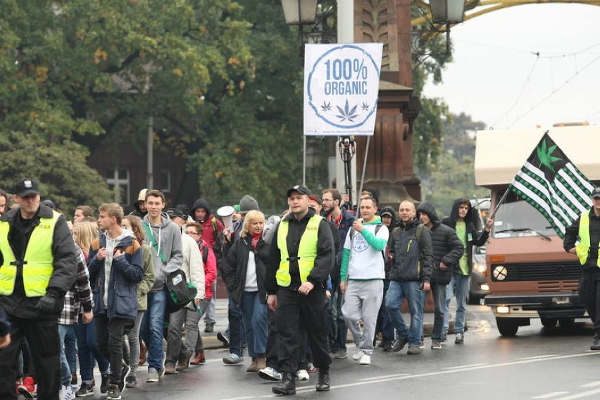 Marsz Wyzwolenia Konopi we Wrocławiu. Setki osób za legalizacją marihuany [zdjęcia] 