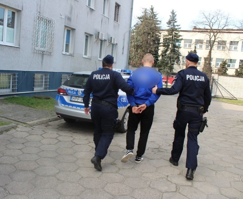Policja zatrzymało pięcioro 19-letnich mieszkańców powiatu łowickiego [ZDJĘCIA]
