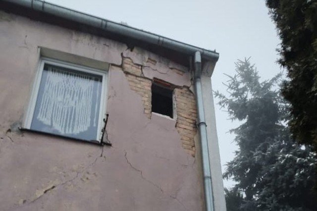 Wybuch spowodował pęknięcia ściany budynku
