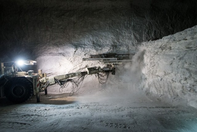 Kopalnia w Kłodawie to największa i najgłębsza kopalnia soli w Polsce. Wydobywa się w niej sól kamienną, głównie białą. Jednak kłodawska kopalnia ma także złoża soli różowej i jest jedyną w Europie, w której wydobywa się sól o takim kolorze. Mogliśmy być na dole kopalni, na poziomie nawet 800 metrów pod ziemią. 

Zobacz w galerii, jak wyglądają wnętrza i co znajduje się w kopalni soli w Kłodawie.

Przejdź dalej -->