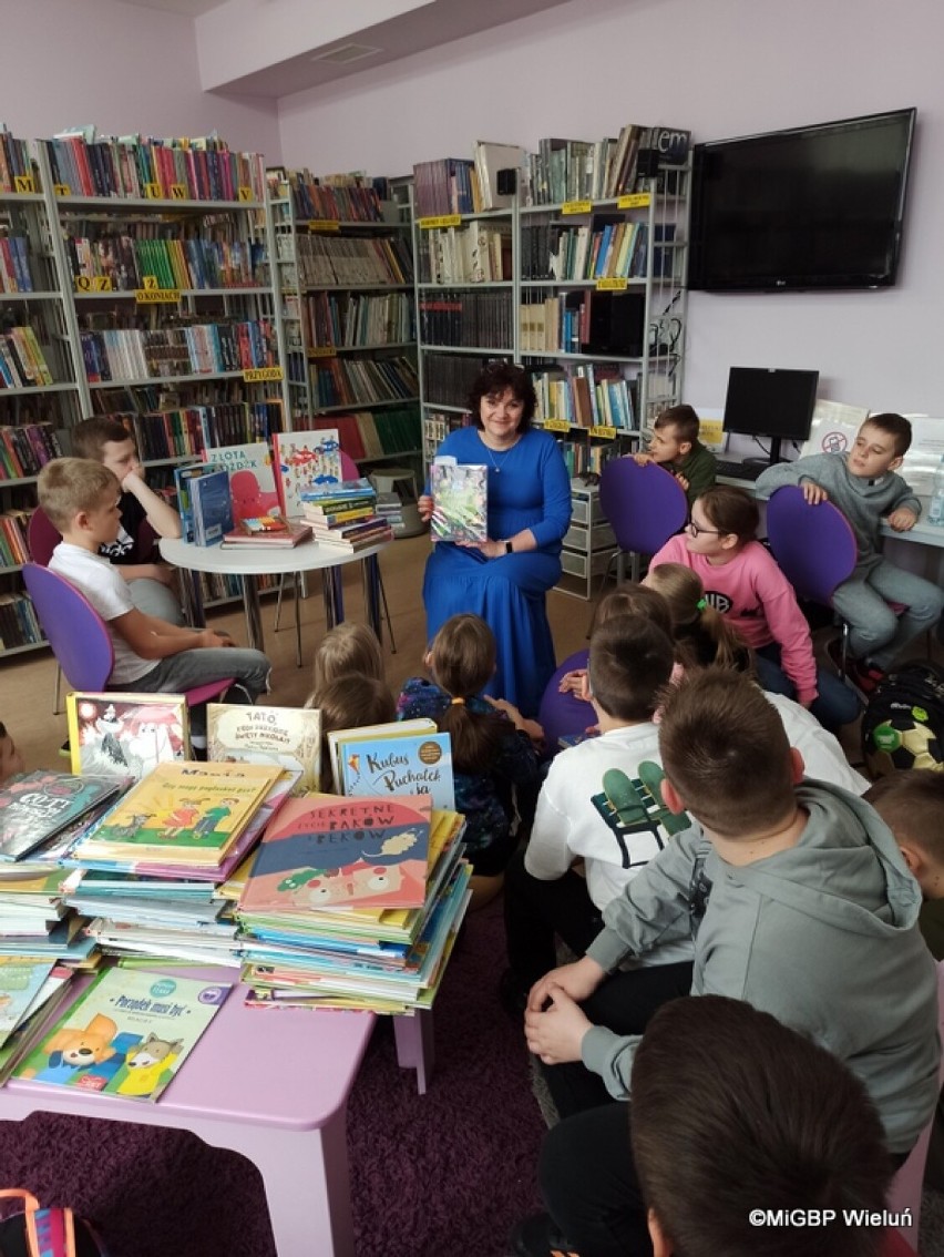 Uczniowie z Rudy z wizytą w miejskiej bibliotece w Wieluniu