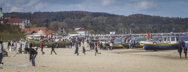 Majówka nie rozpoczęła się zbyt ciekawie. W sobotę było pochmurno, wietrznie i padał deszcz.  Na szczęście w niedzielę w całym Trójmieście wyszło słońce,  które zachęciło mieszkańców i turystów do spacerów. Zobaczcie zdjęcia!