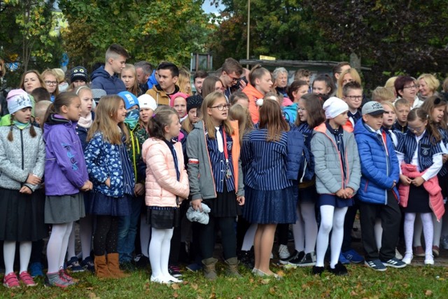 Obchody uświetniły występy uczniów ze Szkoły Podstawowej nr 6 w Suwałkach pod kierunkiem Małgorzaty Słabińskiej oraz Marka Zborowskiego - Weychmana.
