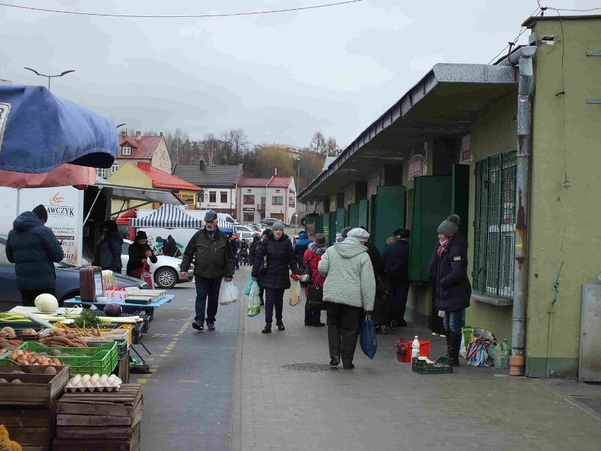 Mimo nie najlepszej pogody, targ w Starachowicach większy niż zwykle. Wyraźnie podrożały warzywa, staniały jabłka. Zobacz zdjęcia