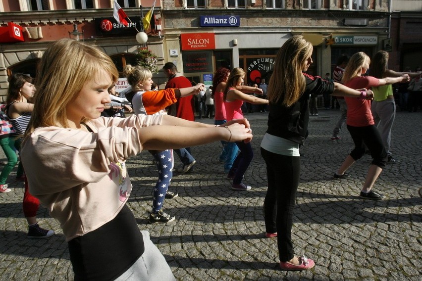 Flash mob na ulicy w Legnicy (ZDJĘCIA)