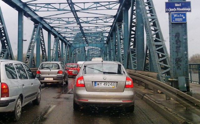 Toruń: Motorem przez chodnik na moście?
