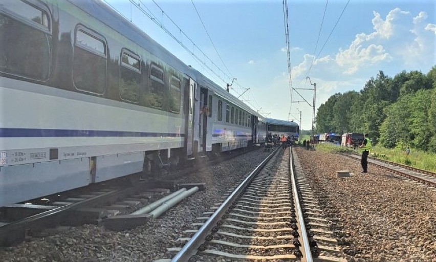 Za stacją w Trzebini jeden z wagonów pociągu PKP Intercity...