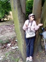 Protest przeciwko budowie biurowca Square w Gdyni. Kobieta przywiązała się do drzewa na Skwerze Plymouth 