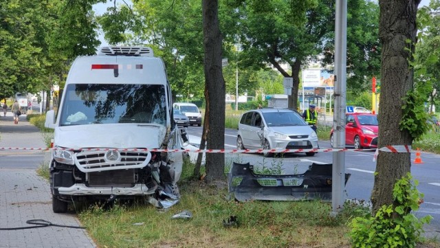 Dwie osoby trafiły do szpitala po wypadku, jaki wydarzył się w środę przed godziną 14 na ulicy Warszawskiej w Kielcach, na wysokości ulicy Wojewódzkiej.

- Wstępne ustalenia policjantów wskazywały, że 54-letni kierowca forda chcąc skręcić w prawo w ulicę Wojewódzką, nie ustąpił pierwszeństwa 38-latce kierującej kursowym busem, która jechała buspasem w kierunku centrum miasta – przekazywał podkomisarz Karol Macek, oficer prasowy Komendy Miejskiej Policji w Kielcach.

Po zderzeniu z fordem bus uderzył w drzewo. Do szpitala zabrane zostały kierująca z busa oraz jego 60-letnia pasażerka. Na miejscu pomoc otrzymał 15-letni pasażer busa.

Zobacz więcej zdjęć na kolejnych slajdach>>>