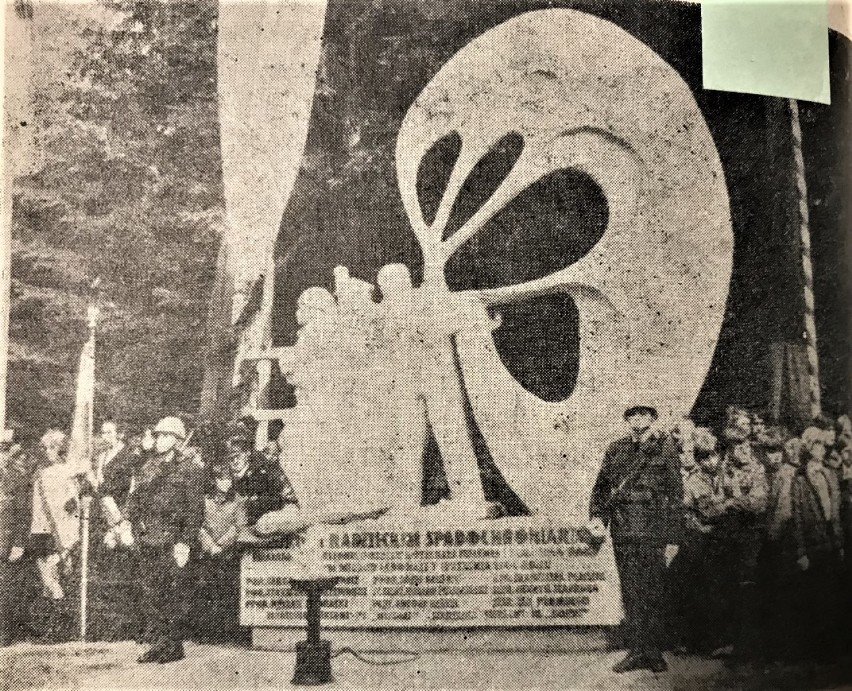 Odsłonięcie pomnika 12 października 1974 roku (skan z...