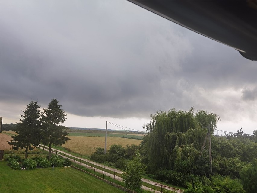 Burza w powiecie kwidzyńskim na fotografiach naszych czytelników – zalane ulice oraz kłębowisko chmur