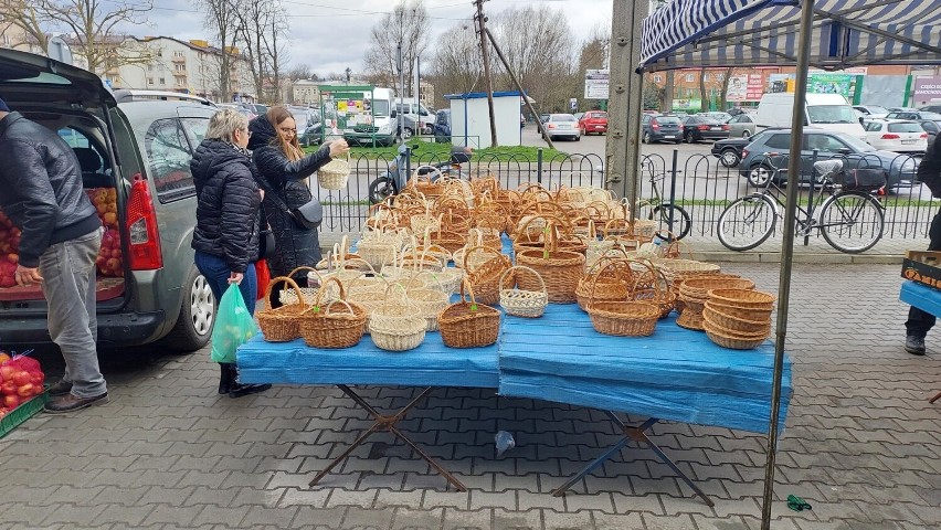 Palmy, zajączki, baranki i koszyczki. Wszystko na Wielkanoc na targu w Ostrowcu Świętokrzyskim. Zobacz zdjęcia