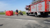 Wypadek w Gnojewie. 75-letni motocyklista zginął na drodze krajowej nr 22. Pasażerka trafiła do szpitala  