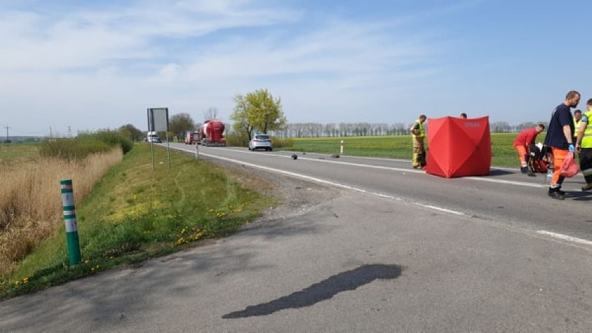 Wypadek w Gnojewie. 75-letni motocyklista zginął na drodze krajowej nr 22. Pasażerka trafiła do szpitala  