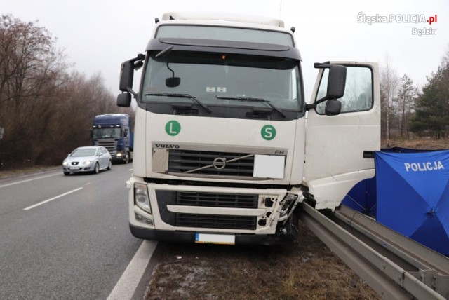 Ciężarówka uderzyła w bariery na DK 94 Zobacz kolejne zdjęcia/plansze. Przesuwaj zdjęcia w prawo - naciśnij strzałkę lub przycisk NASTĘPNE