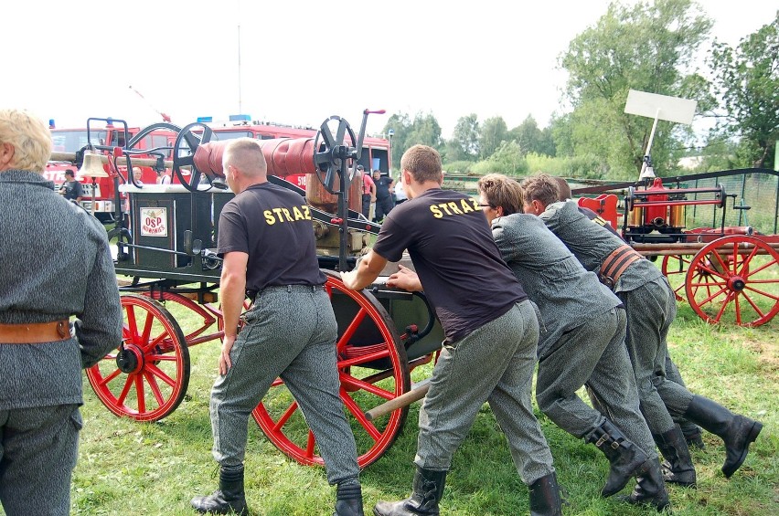 Zbąszyń. Zawody Strażackie. Sikawki konne.