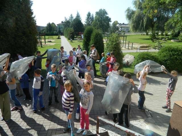 Uczniowie szkoły w Siedlcu Dużym sprzątali teren szkoły i okolice