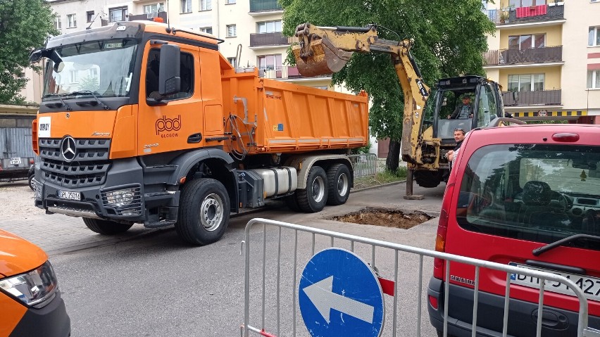 Pracownicy PBD starają się określić, dlaczego droga się...