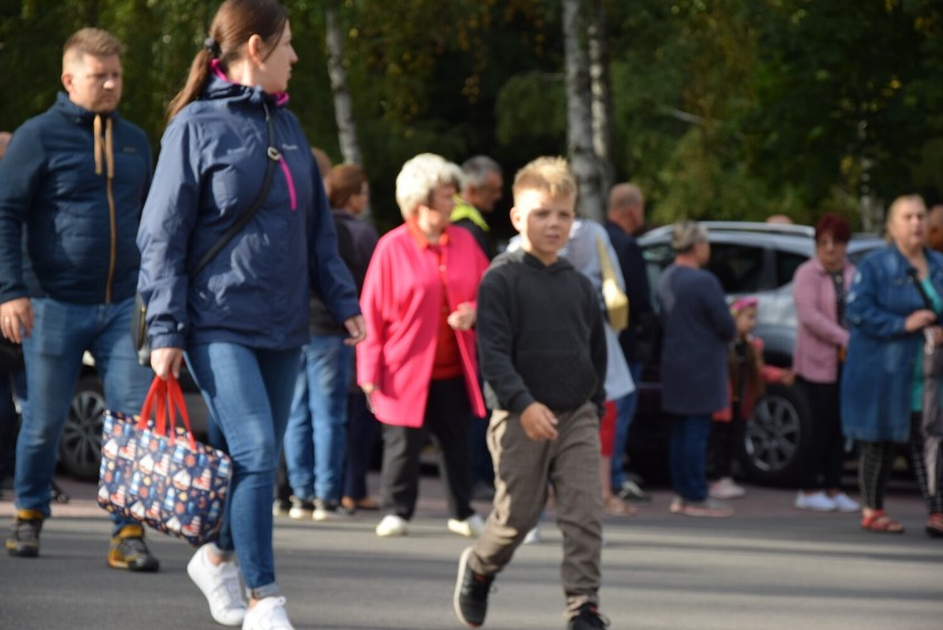 Ojciec Tadeusz Rydzyk na dróżkach różańcowych. Rozpoczął się tygodniowy odpust w Zawadzie koło Dębicy [ZDJĘCIA]