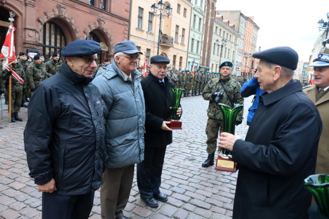 Święto Wojsk Rakietowych i Artylerii  - WIDEO



Tak wyglądał Toruń w latach 1972 - 1975 (KLIKNIJ ZDJĘCIE)
