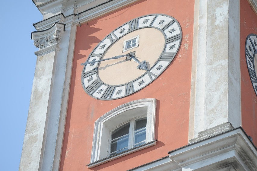 W związku z remontem stanie zegar, zamilkną kuranty na wieży ratusza w Lesznie