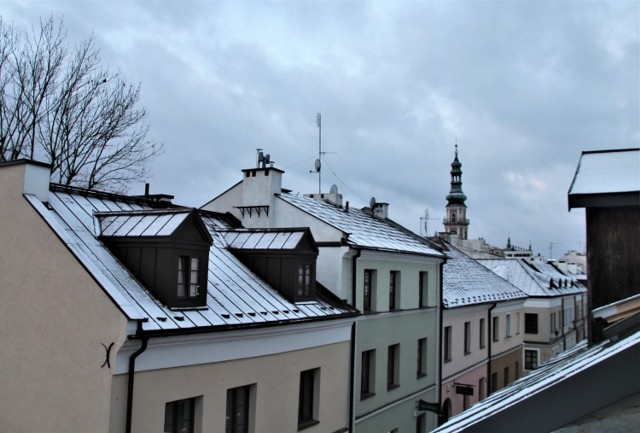Śnieg na dachach Starego Miasta w Zamościu