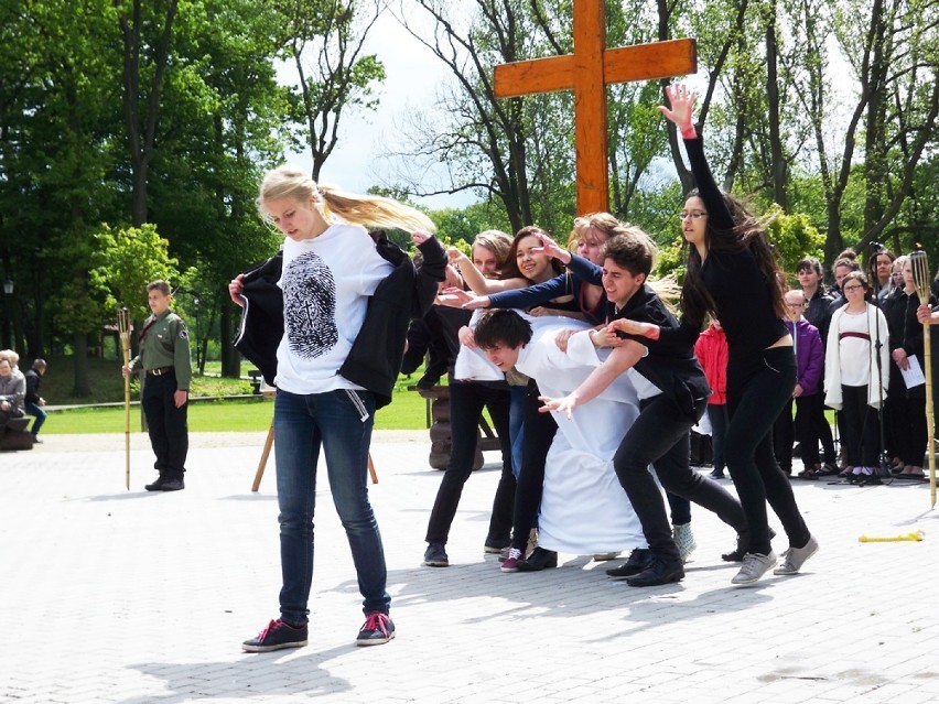 Zdjęcie ilustrujące uczestników pielgrzymki Krzyża Światowych Dni Młodzieży