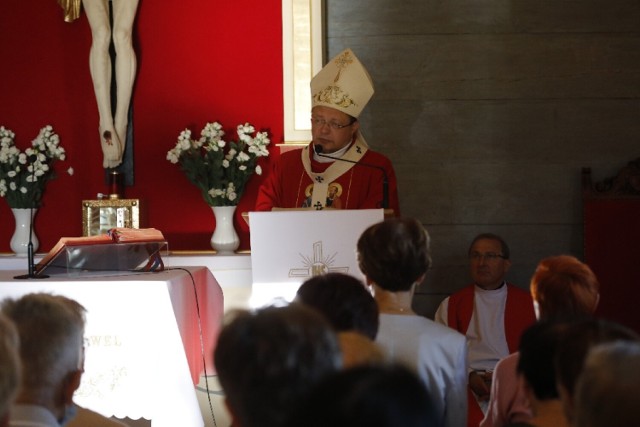 Arcybiskup Grzegorz Ryś poświęcił odnowioną kaplicę św. Piotra i Pawła w Grabicy