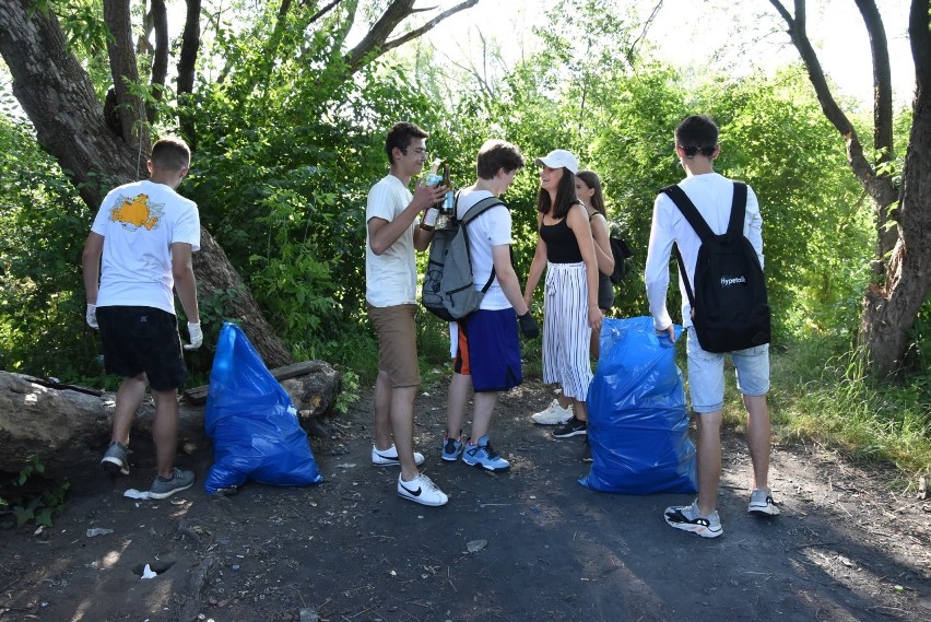 W akcji sprzątania terenów wokół Odry w Opolu wzięło udział...