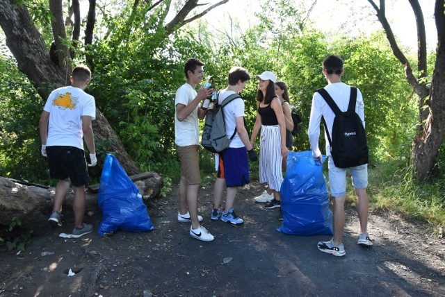 W akcji sprzątania terenów wokół Odry w Opolu wzięło udział około 60 osób.