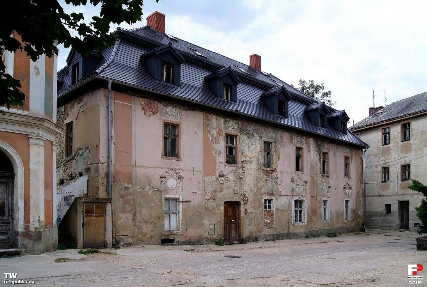 Zabytkowy budynek jest wystawiony na sprzedaż. Jest w...