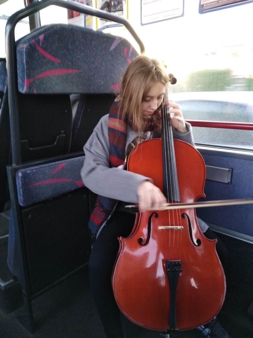 Wiolonczelistka Zuzanna Wysocka gra dla podróżnych na trasie...