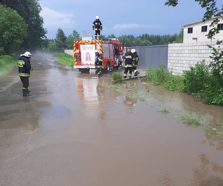 Przechodzą burze nad regionem. Zalane posesje, połamane drzewa