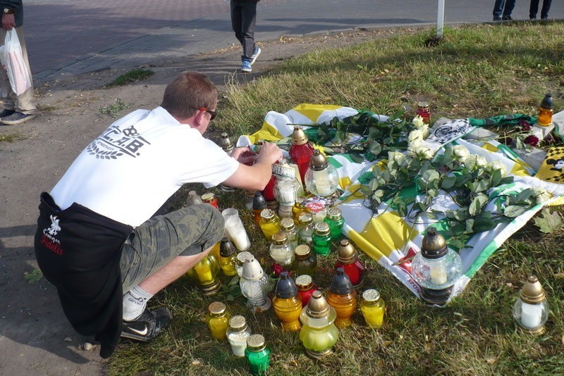 Kibice Falubazu zapalają znicze w milczeniu, nie chcą...